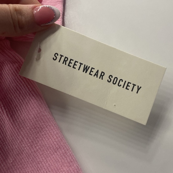 BRAND NEW NEVER WORN cute pink cropped shirt, size small - Picture 3 of 4